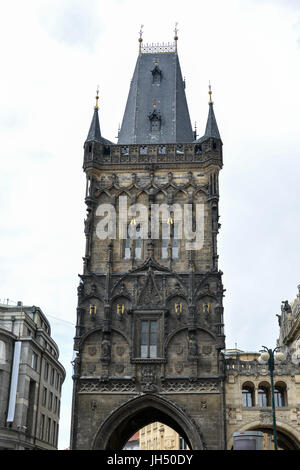 La famosa torre della polvere a Praga Repubblica Ceca durante il giorno Foto Stock