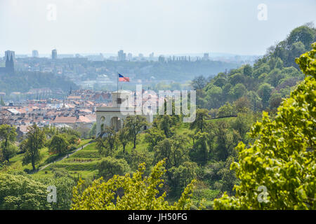 L'ambasciata americana in un parco di Praga, Repubblica Ceca in una giornata di sole Foto Stock