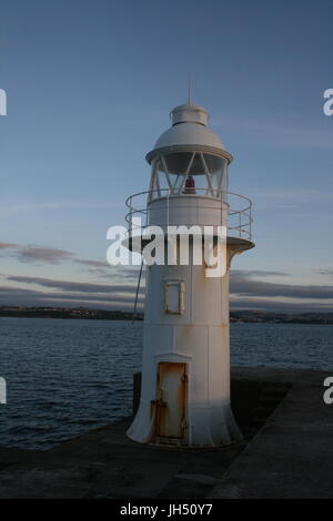 Faro,bianco faro ,rusty faro,ruggine,decadimento,faro di lavoro,tutto il faro,brixham faro,brixham frangionde,luce,Casa,lampadina Foto Stock