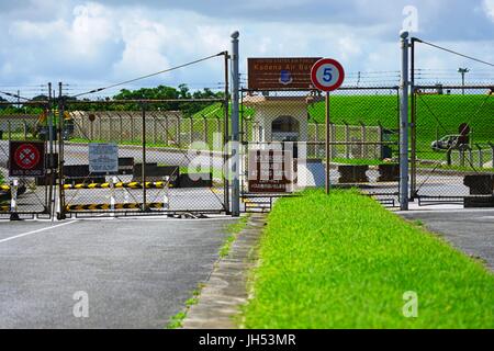 Ingresso di Kadena Air Base della United States Air Force Base a Naha, Okinawa, casa di una grande presenza militare americana di Stati Uniti forze Foto Stock