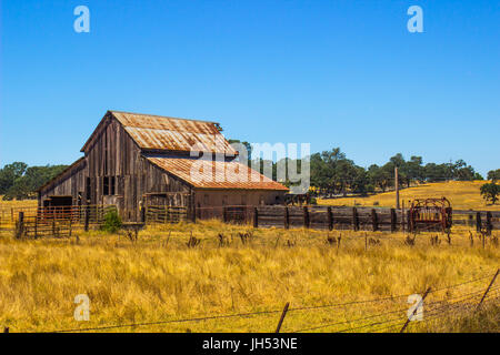 Legno Vintage fienile con arrugginita Tin Roof Foto Stock