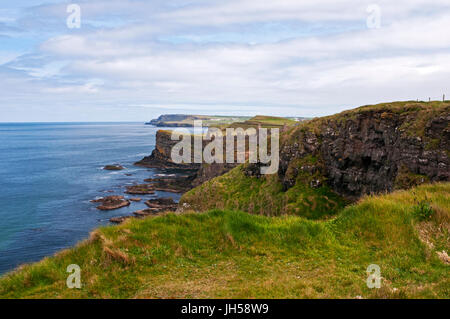 North Antrim costa vicino Dunluce Castle, Irlanda del Nord Foto Stock