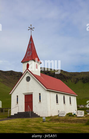 Chiesa Reyniskirkja su Islanda autostrada 215 in rotta verso la spiaggia di sabbia nera Foto Stock