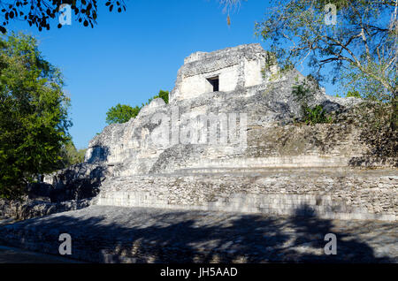 Vista della Piramide di Becan rovine Maya vicino alla città di Campeche in Messico Foto Stock