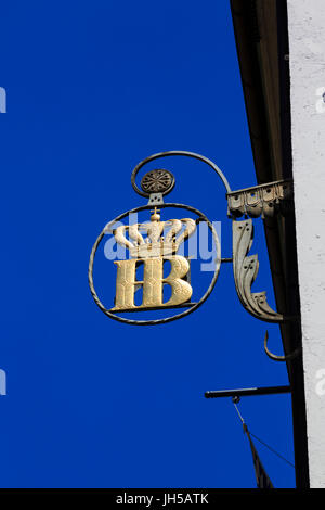 HB segno sull'Hofbrauhaus, Monaco di Baviera, Germania Foto Stock