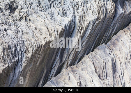 Shale-come deposizioni di roccia alla base della scogliera sulla spiaggia Reynisfjara in Islanda Foto Stock