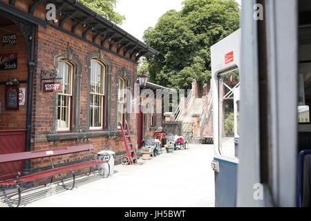 Il treno alla stazione di costruzione Foto Stock