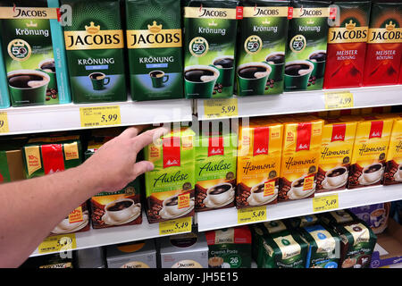 La selezione di caffè in un supermercato Foto Stock