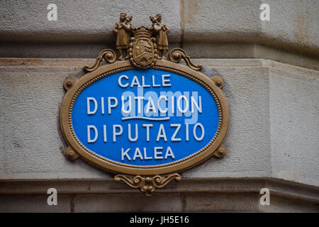 Targa blu nome strada sul lato di un edificio a Bilbao, Spagna Foto Stock