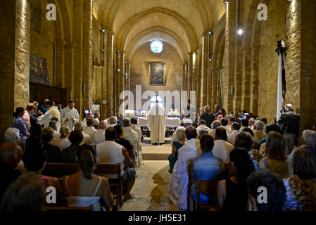 Prima della processione del santo patrono degli Zingari Sara al mare, i reliquiari contenenti le sue reliquie sono portato lentamente verso il basso a partire da una "Alta Ch Foto Stock