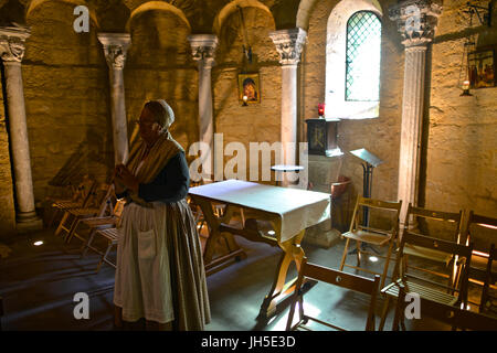 Prima della processione del santo patrono degli Zingari Sara al mare, i reliquiari contenenti le sue reliquie sono portato lentamente verso il basso a partire da una "Alta Ch Foto Stock