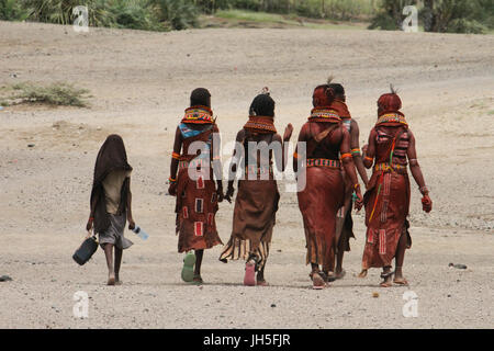 Loyangaleni, kenya. maggio 19. un gruppo di donne turkana a casa a piedi dopo le prove davanti a loro lago Turkana festival in prestazioni loyangaleni sulle rive del lago Turkana. Credito: David mbiyu/alamy live news Foto Stock