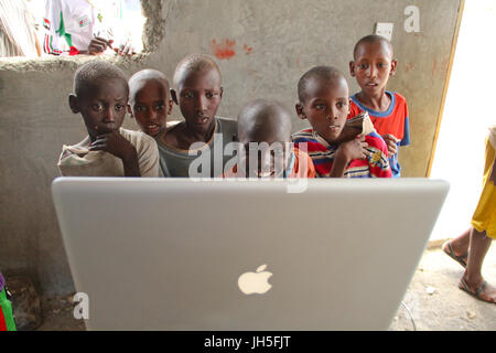 Loiyangaleni, Kenya. Il 19 maggio 2012. Bambini Turkana labirinto a immagini e video di un computer portatile Apple durante una sessione di prove in Loyangaleni. KateBul, a Nairobi-banda base teamed in su con varie comunità gruppi dall'area Loiyangaleni per un concerto il giorno finale del 2012 Lago Turkana Festival. Credito: David Mbiyu/Alamy Live News Foto Stock