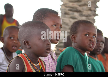 La scuola dei bambini di una scuola in El Molo villaggio in Loiyangalani. Credito: David Mbiyu/Alamy Live News Foto Stock