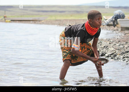 LOIYANGELENI, KENYA - Maggio 18. Un Samburu maiden lava stoviglie sulle rive del lago Turkana a Loyangalani. Credito: David Mbiyu/Alamy Live News Foto Stock