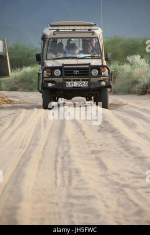 CHALBI deserti, KENYA - 17 maggio 2013. Un Landcruiser su una strada di Chalbi desert, a metà strada tra Isiolo al Lago Turkana road nella parte nord del Kenya. Credito: David Mbiyu/Alamy Live News Foto Stock