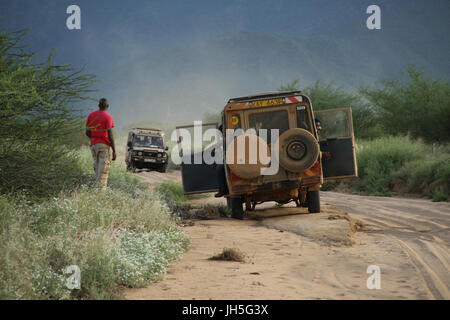 Il Marsabit KENYA - Maggio 17. Un convoglio di land cruiser visto sul Isiolo di Marsabit sulla strada per il Lago Turkana per esplorare le meraviglie della parte nord del Kenya. Credito: David Mbiyu/Alamy Live News Foto Stock