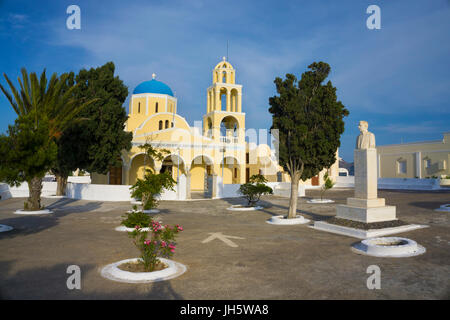 Orthodoxe kirche und denkmal am ortseingang von oia, santorin, kykladen, aegaeis, griechenland, mittelmeer, europa | chiesa ortodossa e il memorial a t Foto Stock