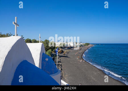 Blick von der kapelle Agios Nikolaos auf den Kamari beach, badestrand bei kamari, santorin, kykladen, aegaeis, griechenland, mittelmeer, europa | view Foto Stock