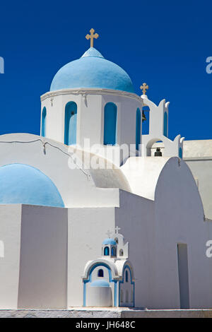 Orthodoxe kirche und miniaturkirche oberhalb vom faehrhafen athinios, santorin, kykladen, aegaeis, griechenland, mittelmeer, europa | chiesa ortodossa Foto Stock