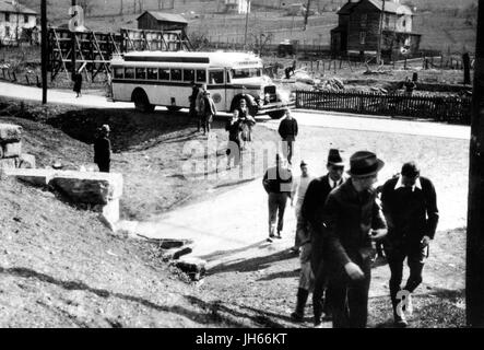 Un gruppo di studenti di una Università Johns Hopkins geologia classe uscire un bus per una gita, 1934. Foto Stock