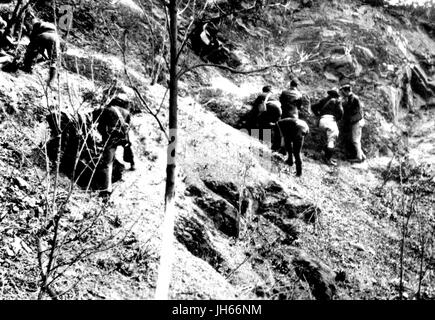 Gli studenti di una classe di geologia presso Johns Hopkins University cercare esemplari durante una gita, 1934. Foto Stock