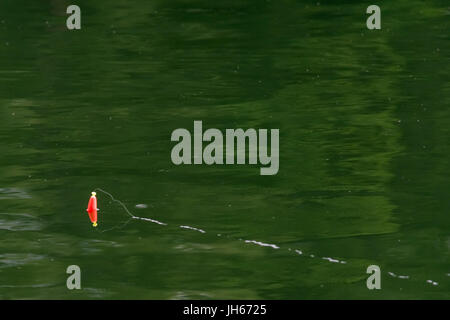 Bobber riflessione nel lago Foto Stock