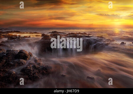 Thors bene a cuochi Voragine da Cape perpetua sul Oregon Coast durante un unset fiery Foto Stock