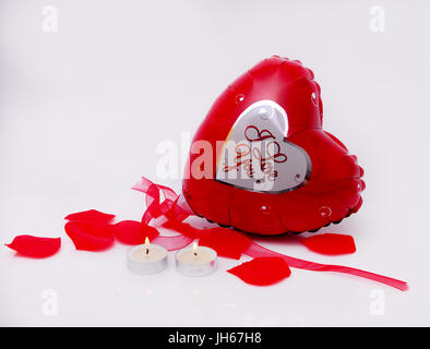 A forma di cuore ad palloncino con candele e rose pedali. Foto Stock