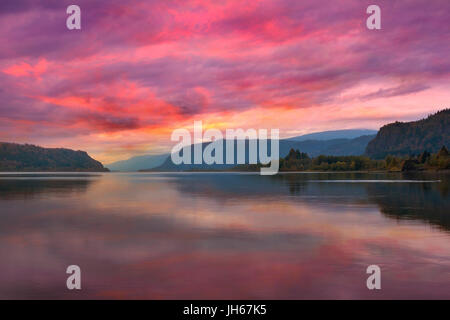 Colorato sunrise presso la Columbia River Gorge con vista di Crown Point e Rooster Rock Foto Stock