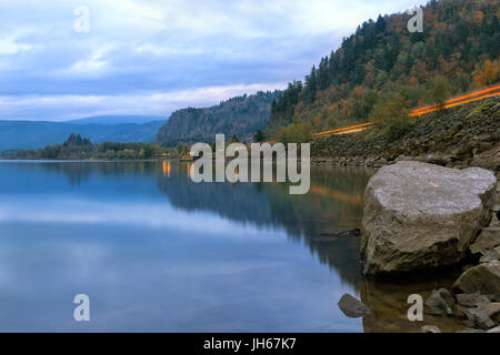 L'autostrada I-84 luce sentieri sul Columbia River Gorge in Oregon Foto Stock