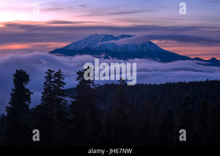 Il Monte Sant Helens con laminazione nebbia nuvole basse oltre la montagna Foto Stock