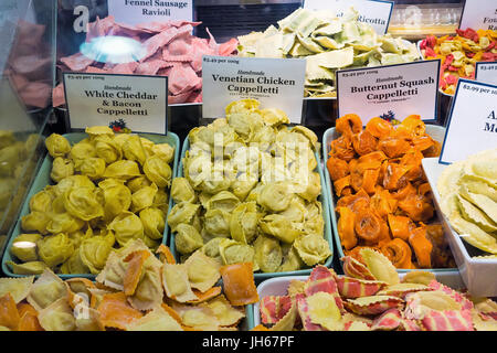 Freschi italiani fatti a mano Cappelletti ravioli ripieni di ricotta pasta nel mercato pubblico Foto Stock
