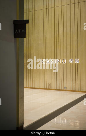 28.04.2017, Singapore, Repubblica di Singapore, in Asia - ingresso al casinò di 'Shoppes' centro commerciale per lo shopping di Marina Bay Sands. Foto Stock