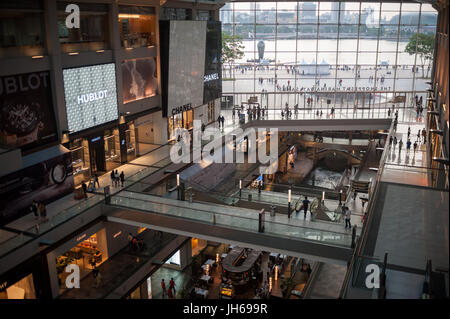 05.05.2017, Singapore, Repubblica di Singapore, in asia - una vista dall'interno 'shoppes' shopping mall attraverso il fiume Singapore al cuore della città. Foto Stock