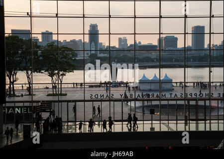 05.05.2017, Singapore, Repubblica di Singapore, in asia - una vista dall'interno 'shoppes' shopping mall attraverso il fiume Singapore al cuore della città. Foto Stock