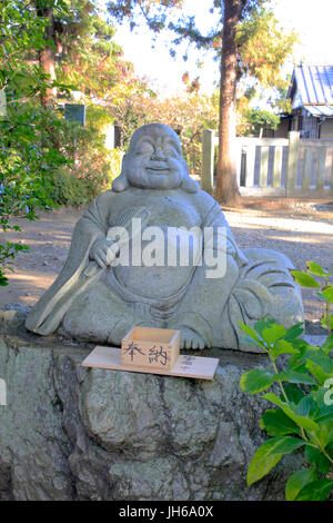 Hotei uno dei sette fortunato dèi in Kumagawa jinja sacrario in Fussa City Tokyo Giappone Foto Stock