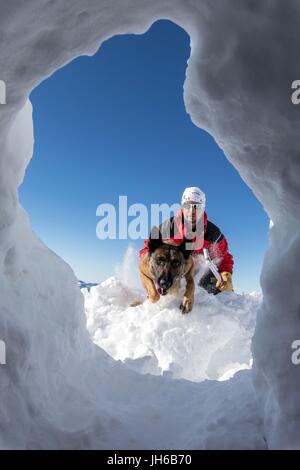 Salvataggio in caso di valanghe con i cani Foto Stock