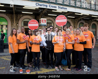 Il personale da Netwrok Thameslink Rail posano con Johnny Cash tribute band, in contanti, presso la stazione di Charing Cross dove essi sono da ricordare i passeggeri che tra il 26 agosto e il 2 settembre non ci sarà nessuna Southeastern treni, a Charing Cross, Waterloo East e London Bridge ma il loro treno può essere deviato verso Victoria o alternativa stazione. Stampa foto di associazione. Picture Data: giovedì 13 luglio, 2017 . Foto di credito dovrebbe leggere: Isabel Infantes/PA FILO Foto Stock