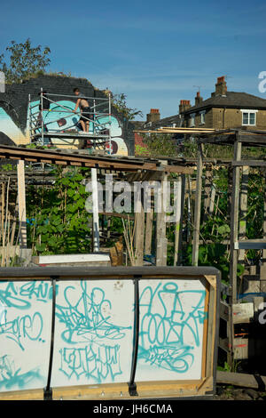 Artista di graffiti a nomadi giardini comunali spazio in Shoreditch, Brick Lane. London.UK Foto Stock