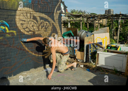 Artista di graffiti a nomadi giardini comunali spazio in Shoreditch, Brick Lane. London.UK Foto Stock