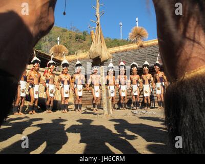 Danzatori tribali ripassando la loro danza Foto Stock