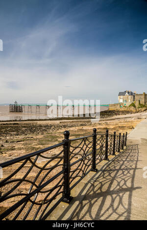 Il restaurato molo vittoriano di Clevedon sul Canale di Bristol, North Somerset, Inghilterra, Regno Unito Foto Stock