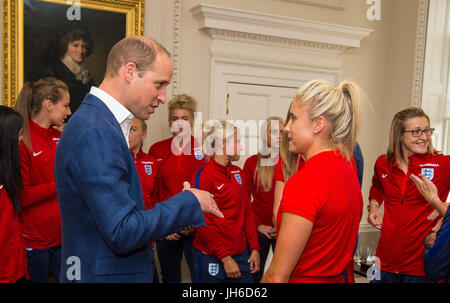 Il Duca di Cambridge soddisfa Inghilterra donne football team capitano Steph Houghton durante un ricevimento per l'Inghilterra donne squadra di calcio al Kensington Palace di Londra. Foto Stock