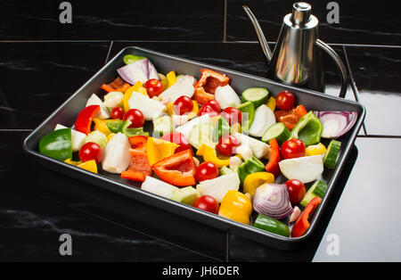 Un vassoio di trito di verdure fresche, pronta per essere cotta a forno e Foto Stock