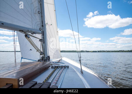 Una barca a vela o barca a vela sul fiume Schlei in Germania in una giornata di sole Foto Stock