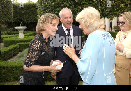 La duchessa di Cornovaglia (destra) parla di Esther Rantzen e Gyles Brandreth durante un ricevimento per segnare il suo settantesimo compleanno al Clarence House di Londra. Foto Stock