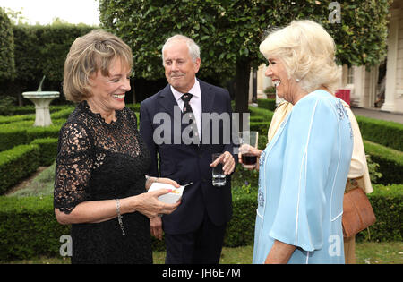 La duchessa di Cornovaglia (destra) parla di Esther Rantzen e Gyles Brandreth durante un ricevimento per segnare il suo settantesimo compleanno al Clarence House di Londra. Foto Stock