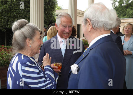 Il Principe di Galles (centro) parla agli ospiti durante un ricevimento per contrassegnare la duchessa di Cornovaglia il settantesimo compleanno al Clarence House di Londra. Foto Stock