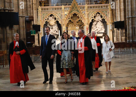 Casa de Su Majestad el Rey ha rilasciato la foto del re Felipe VI e la Regina Letizia di Spagna e il Dr John Hall, il Decano di Westminster durante il loro tour di Abbazia di Westminster a Londra durante il Re della visita di Stato nel Regno Unito. Foto Stock